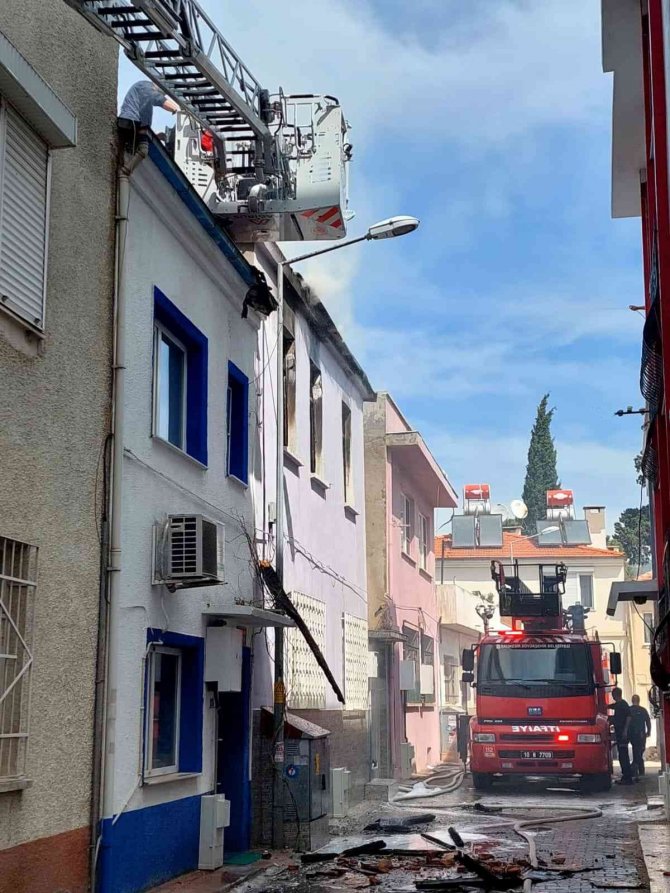 Çatı yangını korkuttu