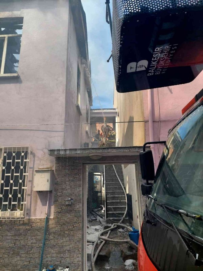 Çatı yangını korkuttu