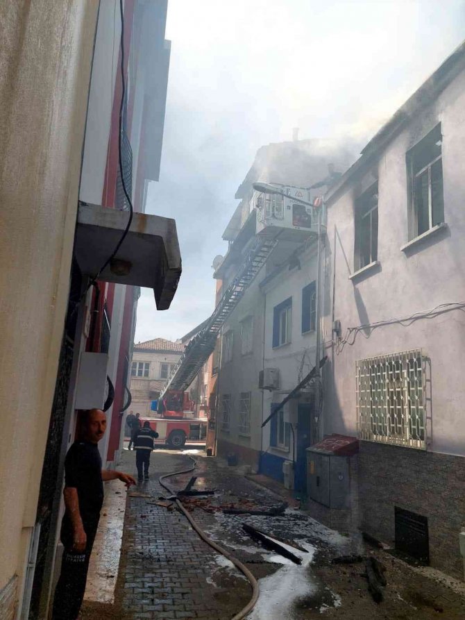 Çatı yangını korkuttu