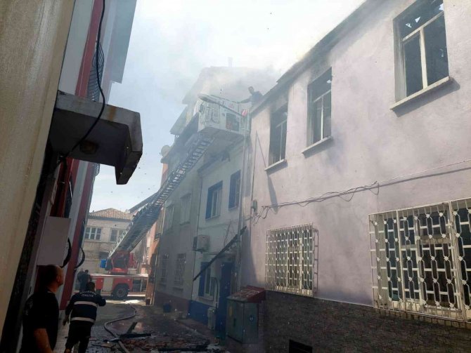 Çatı yangını korkuttu