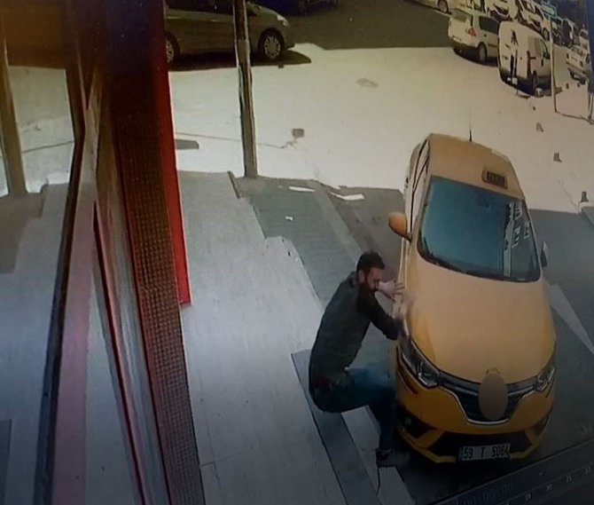 El freni çekilmeyen otomobili durdurmak isteyen esnaf ezildi