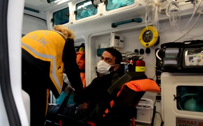 El freni çekilmeyen otomobili durdurmak isteyen esnaf ezildi