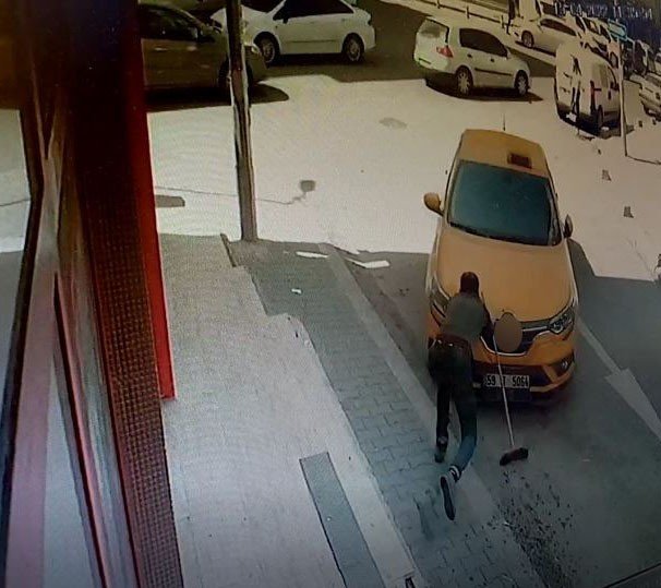 El freni çekilmeyen otomobili durdurmak isteyen esnaf ezildi