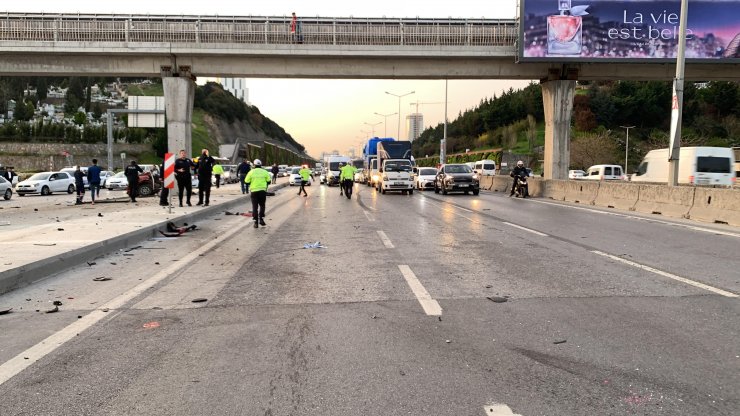 Feci kaza; otomobil ikiye bölündü