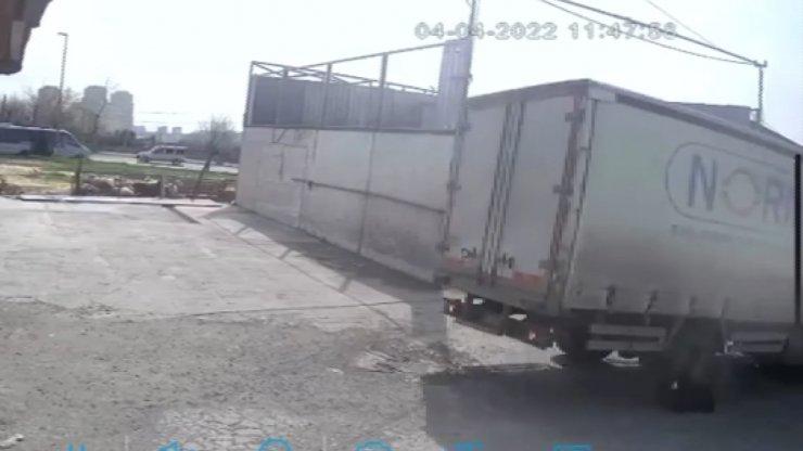 Geri giden kamyonun altında kaldı