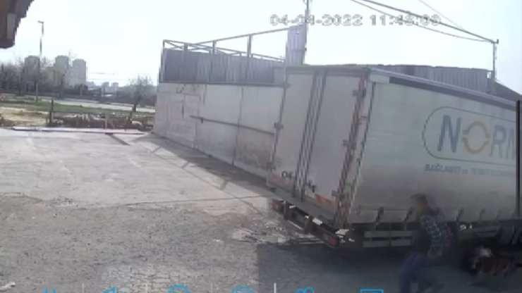 Geri giden kamyonun altında kaldı