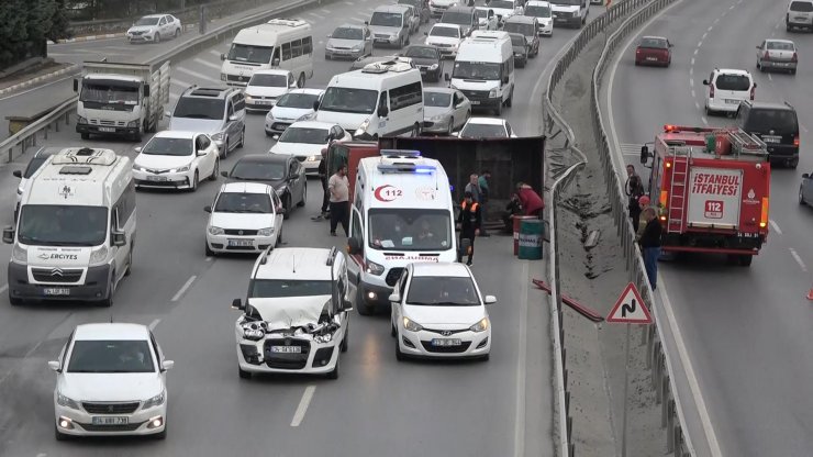 Hafif ticari araç ile kamyonet çarpıştı
