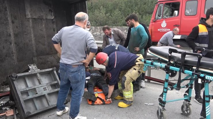 Hafif ticari araç ile kamyonet çarpıştı