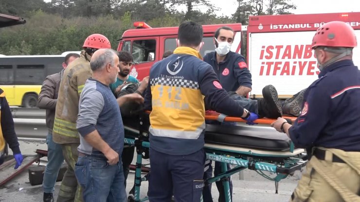 Hafif ticari araç ile kamyonet çarpıştı