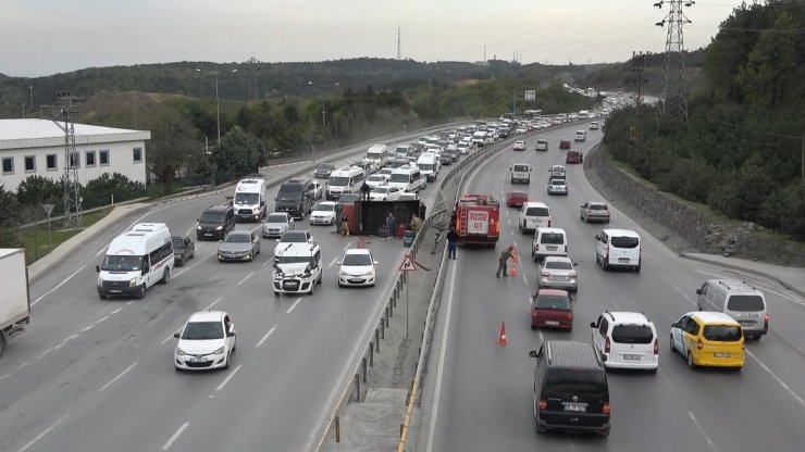 Hafif ticari araç ile kamyonet çarpıştı