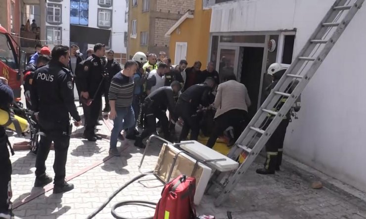 İş yerini ateşe verip kendini içeri kilitledi