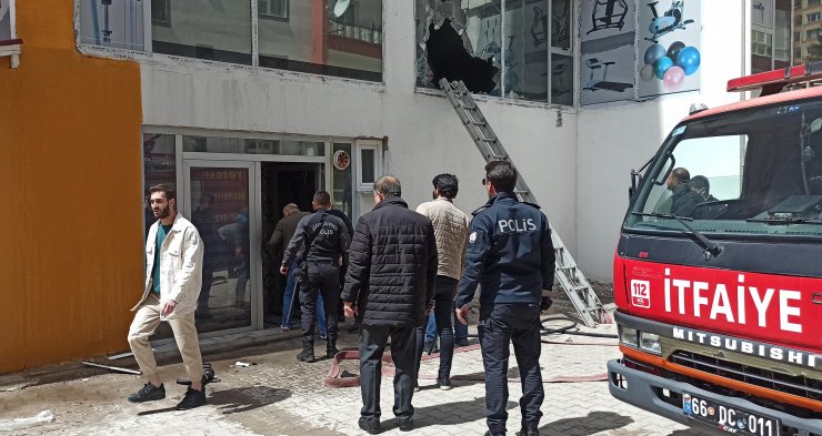 İş yerini ateşe verip kendini içeri kilitledi