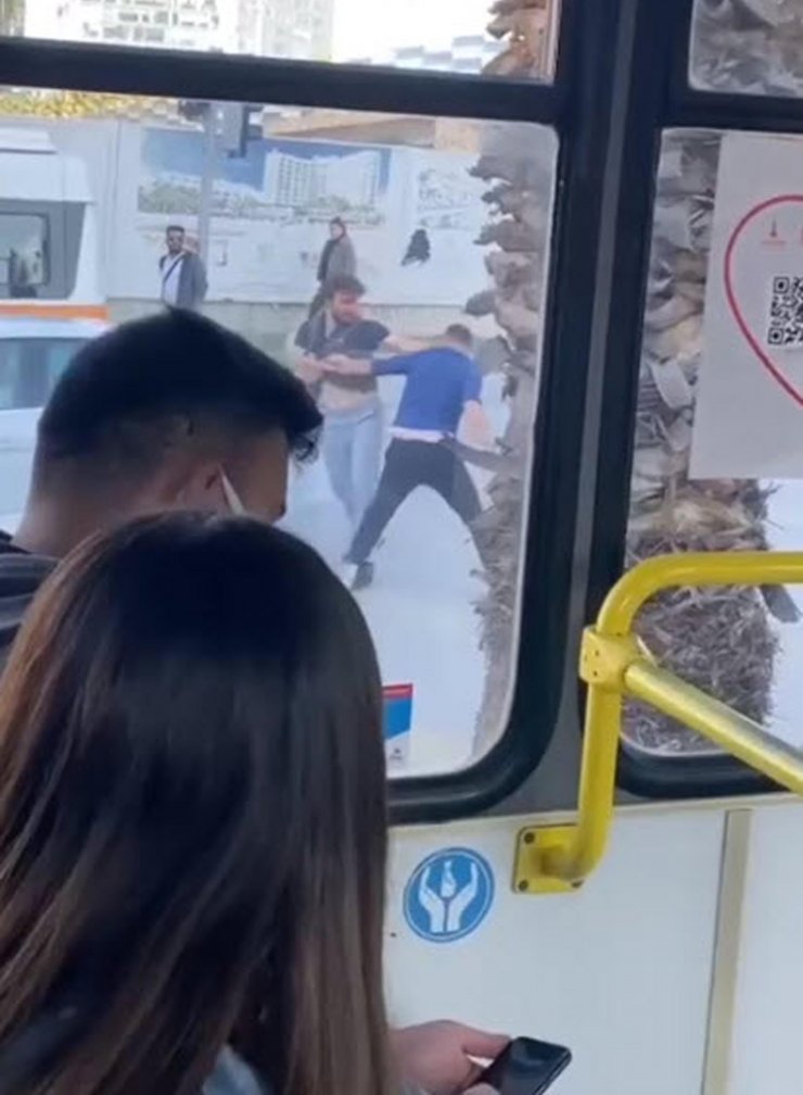 Kavgayı ayırmak isteyen kişiyi bıçaklayan taksici tutuklandı