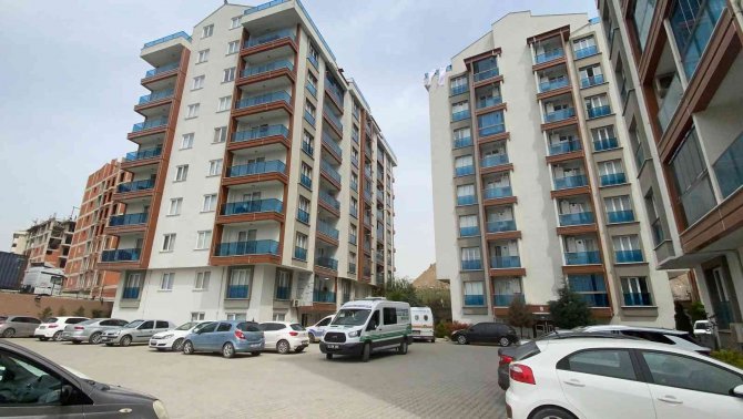 Kendisinden haber alınamayan öğretmen evinde ölü bulundu