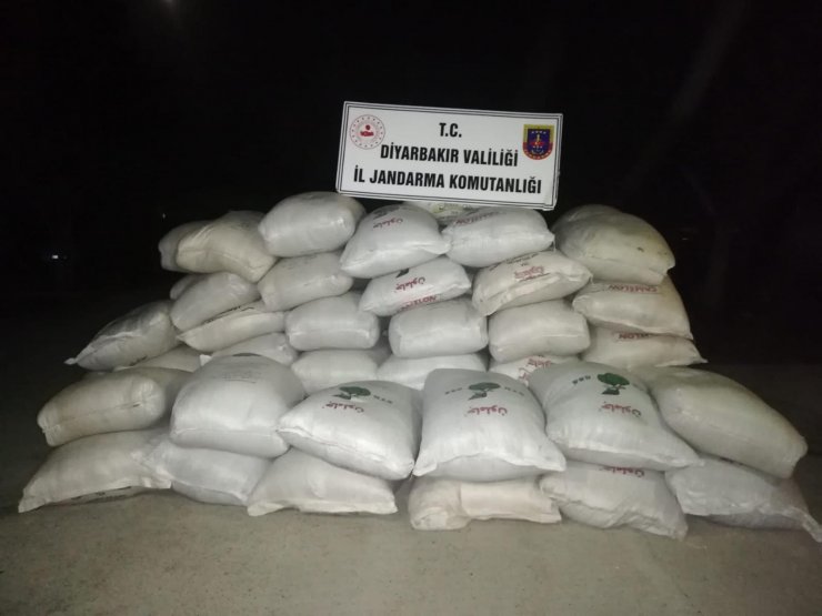 Minibüste 3 ton kaçak çay ele geçirildi