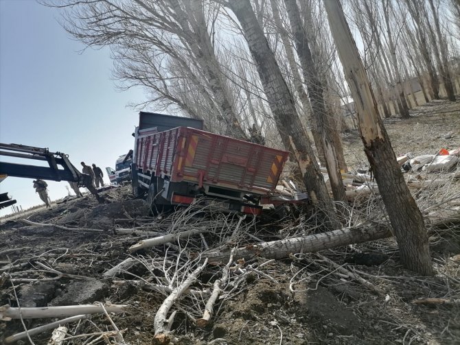 Kamyon şarampole yuvarlandı