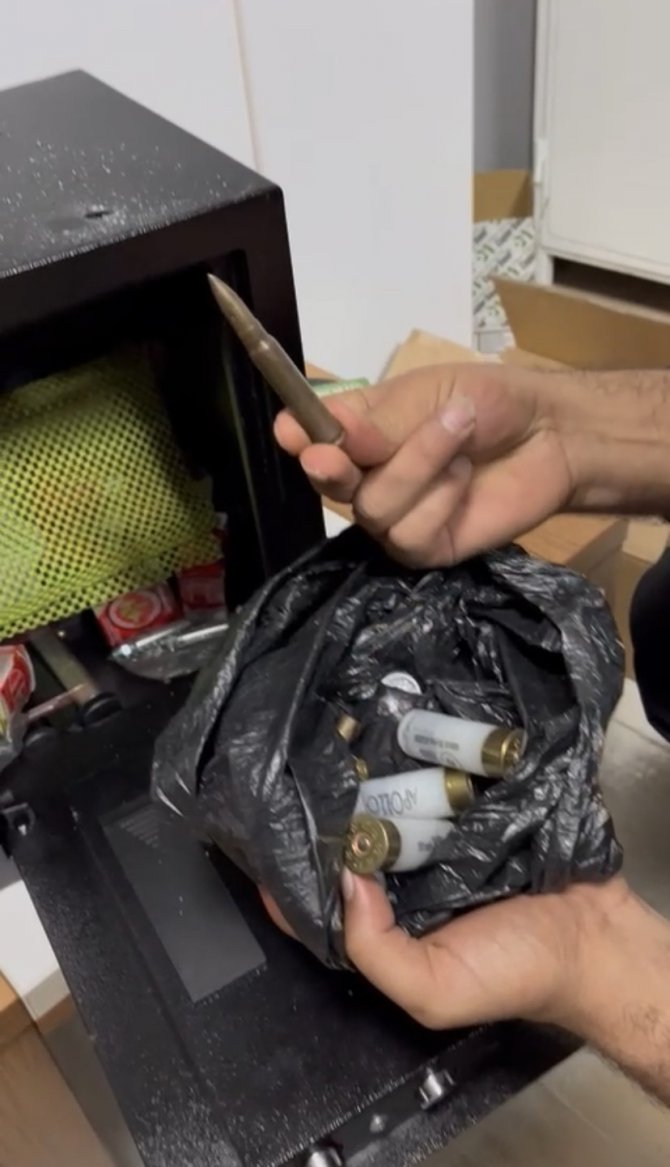 Aile içi şiddet ihbarından silah zulası çıktı