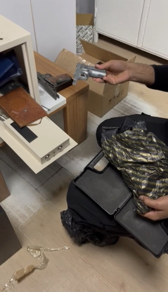 Aile içi şiddet ihbarından silah zulası çıktı