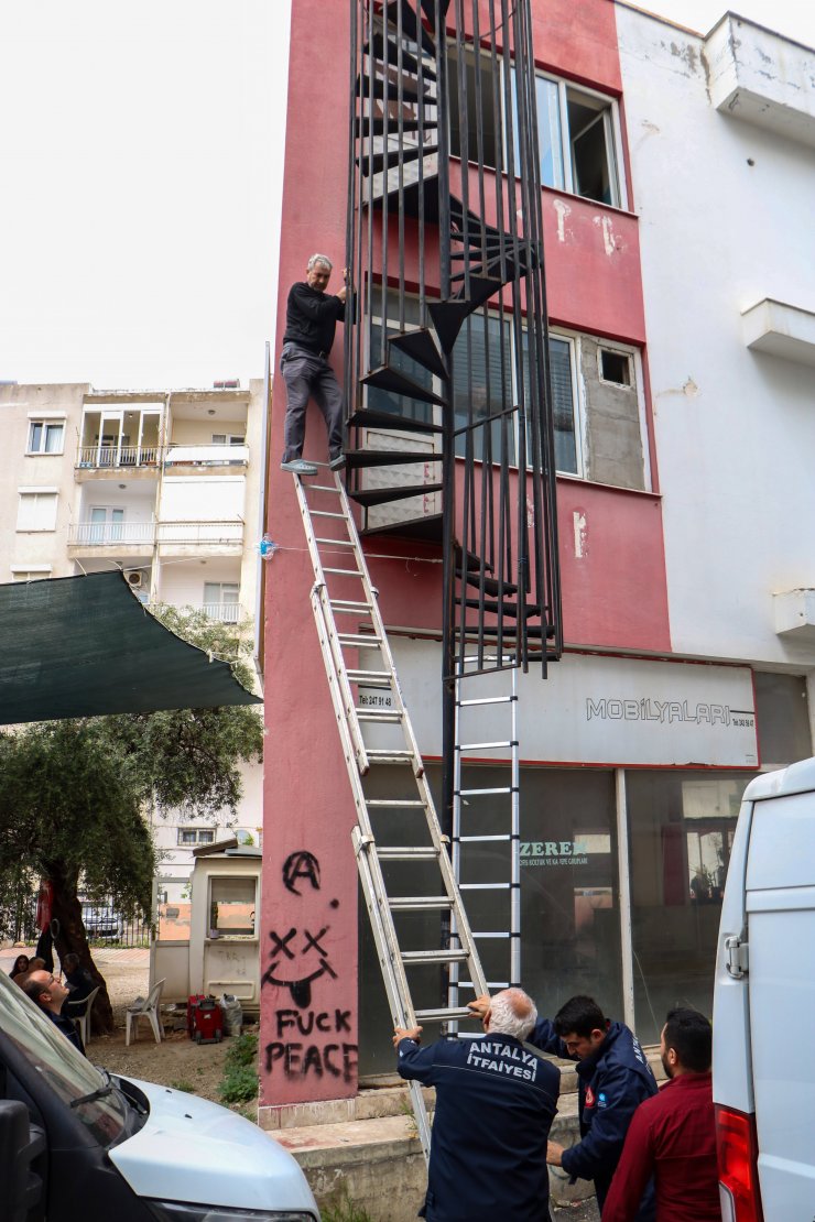 Alevlerden kaçmaya çalıştı, yangın merdiveni dışında mahsur kaldı