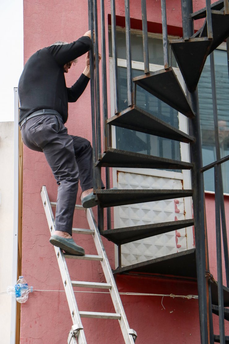 Alevlerden kaçmaya çalıştı, yangın merdiveni dışında mahsur kaldı
