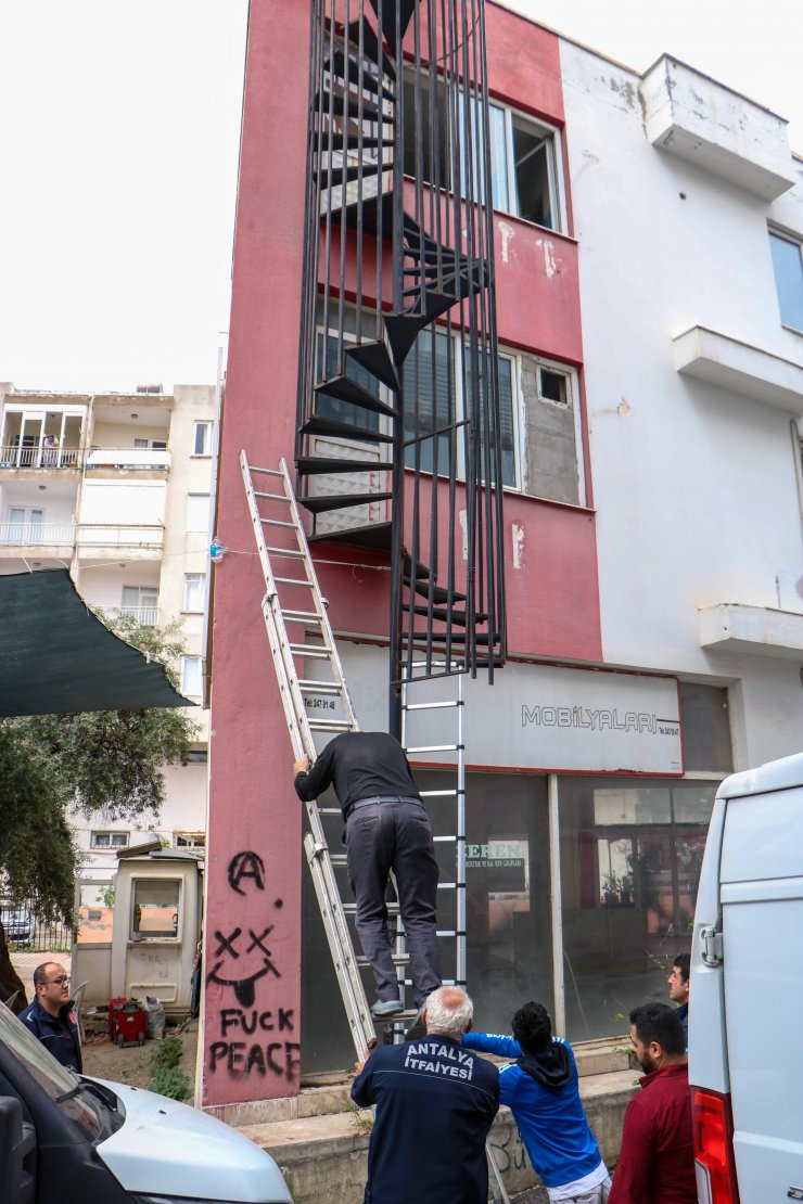 Alevlerden kaçmaya çalıştı, yangın merdiveni dışında mahsur kaldı