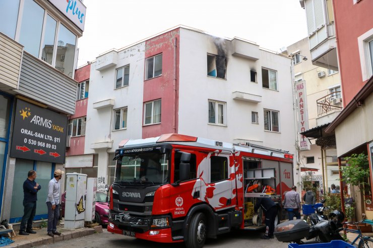 Alevlerden kaçmaya çalıştı, yangın merdiveni dışında mahsur kaldı