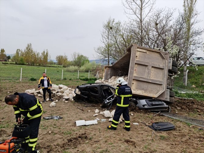 Üzerine taş yüklü kamyon devrilen aracın sürücüsü öldü