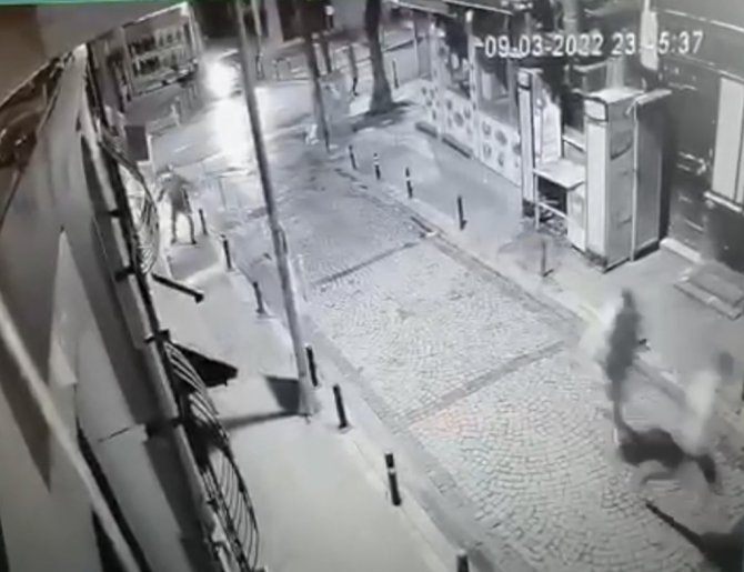 Arkadaşını dövenleri silahla vurarak yaraladı