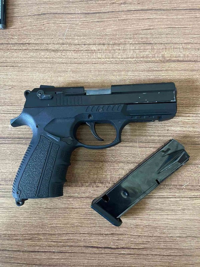 Arkadaşını dövenleri silahla vurarak yaraladı