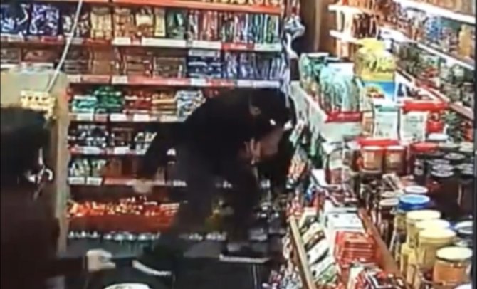 Arkadaşını dövenleri silahla vurarak yaraladı