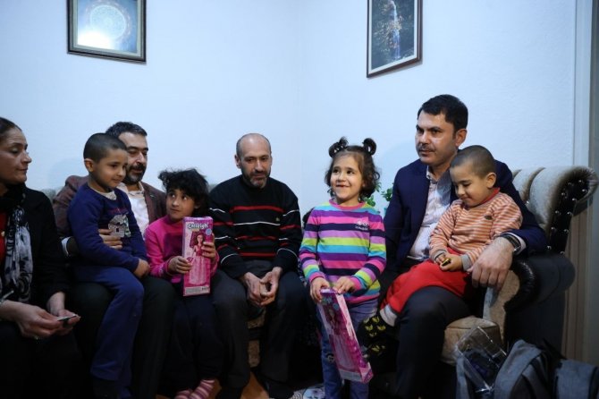 Bakan Kurum’dan skolyoz hastası Elif’e destek