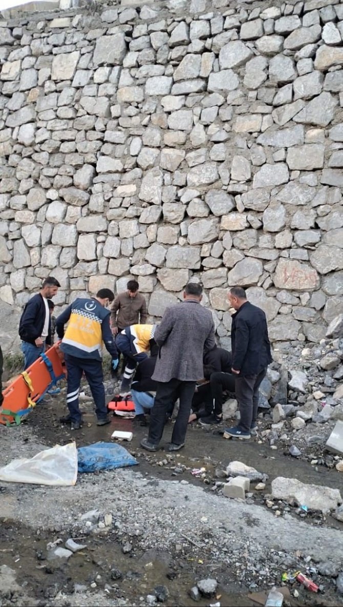 Bisikletiyle duvardan düşen çocuk yaralandı