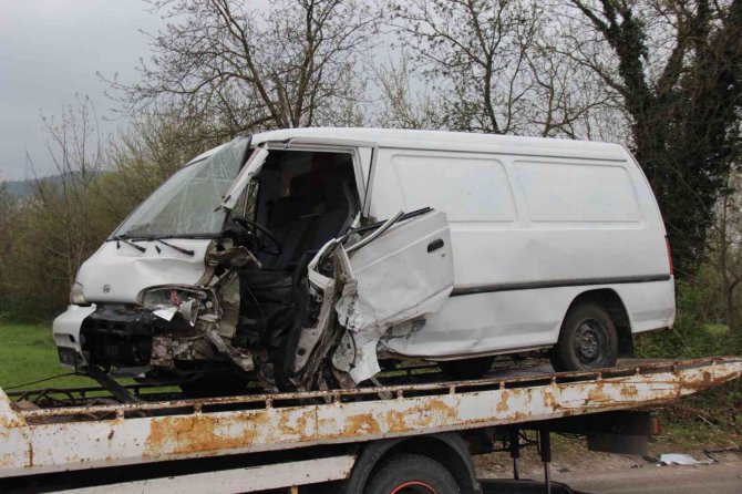 Cip ile panelvan çarpıştı: 2 yaralı