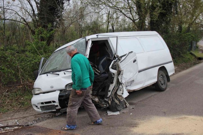 Cip ile panelvan çarpıştı: 2 yaralı