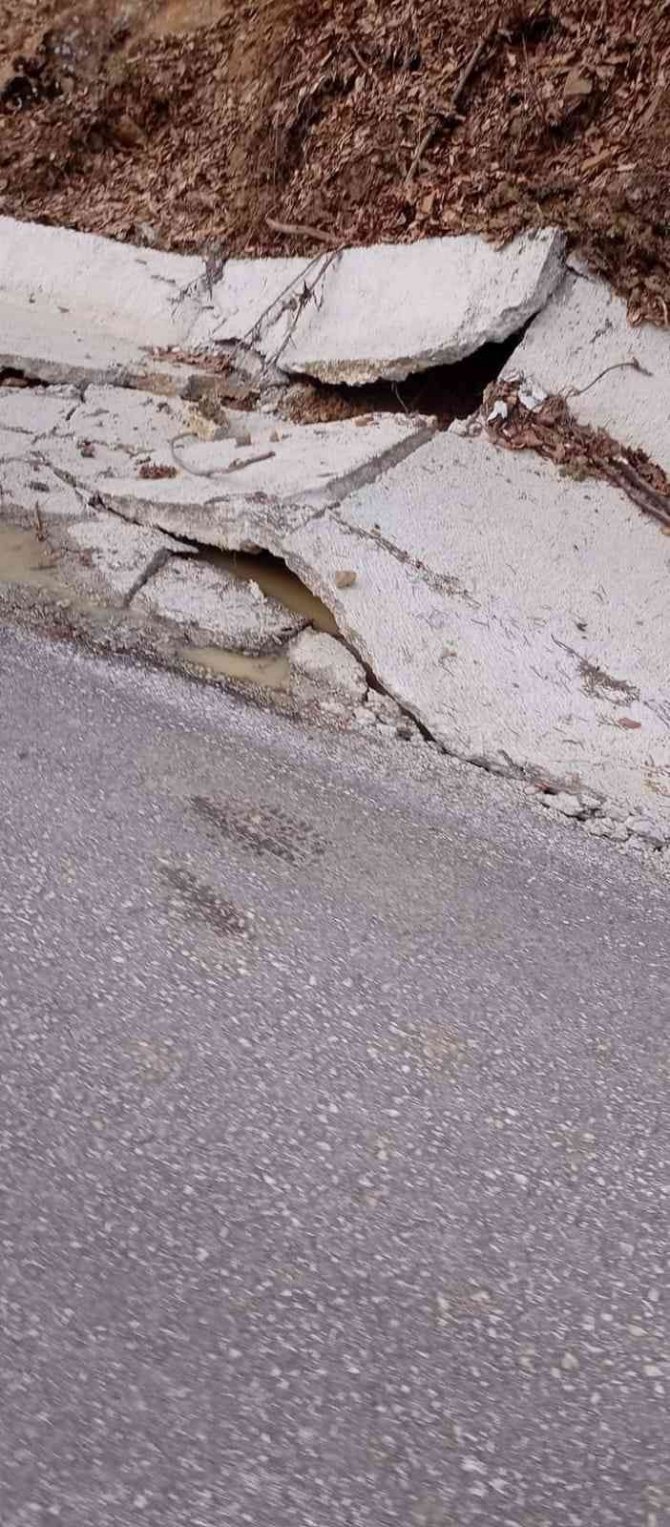 Çöken köy yolu ulaşıma kapandı