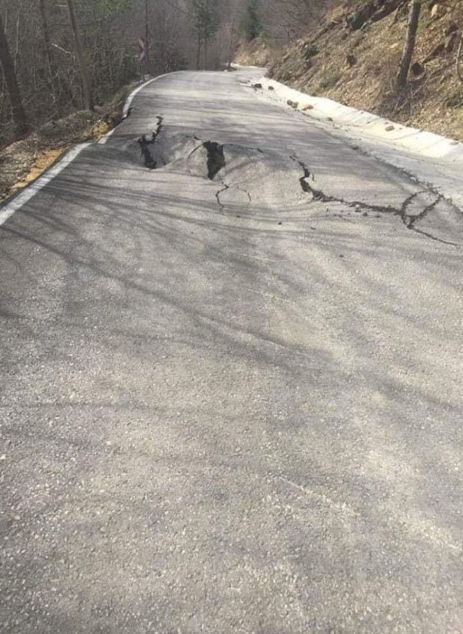 Çöken köy yolu ulaşıma kapandı