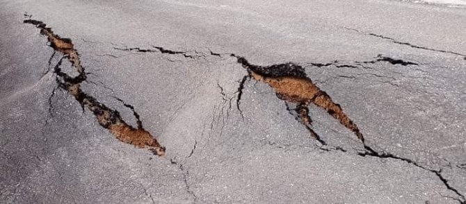 Çöken köy yolu ulaşıma kapandı