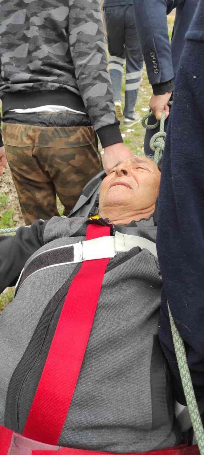 Dağlık alanda ayağı kırılan şahsı AFAD kurtardı