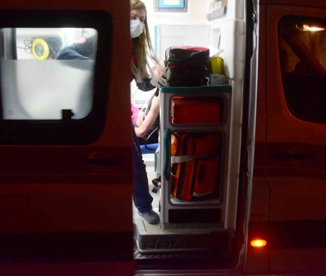 Evi ateşe verip kapıyı üzerlerine kilitlediler