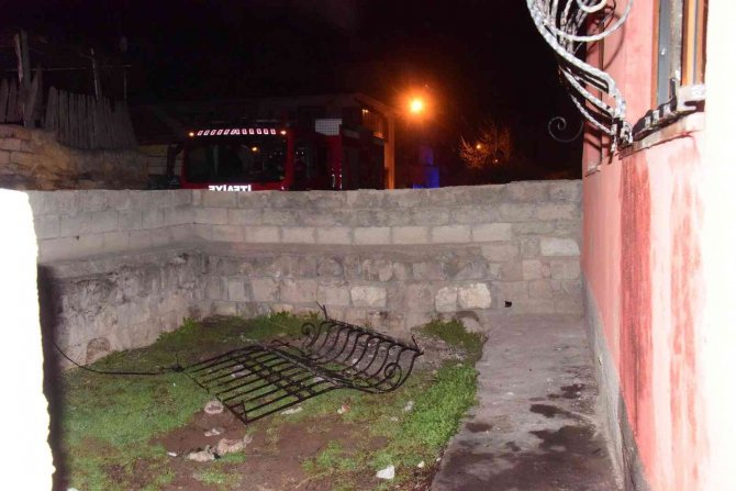 Evi ateşe verip kapıyı üzerlerine kilitlediler