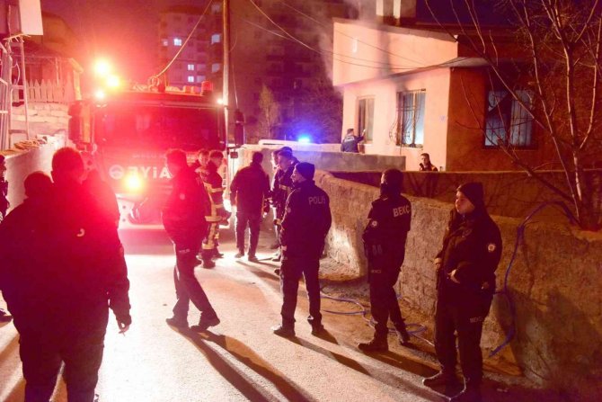 Evi ateşe verip kapıyı üzerlerine kilitlediler