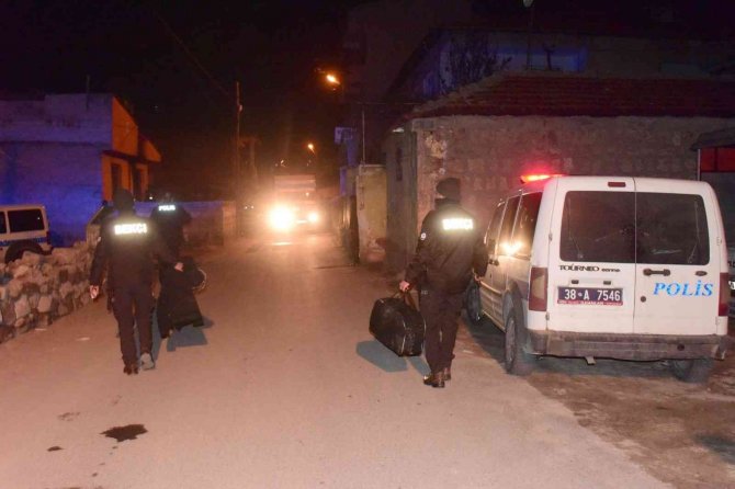 Evi ateşe verip kapıyı üzerlerine kilitlediler