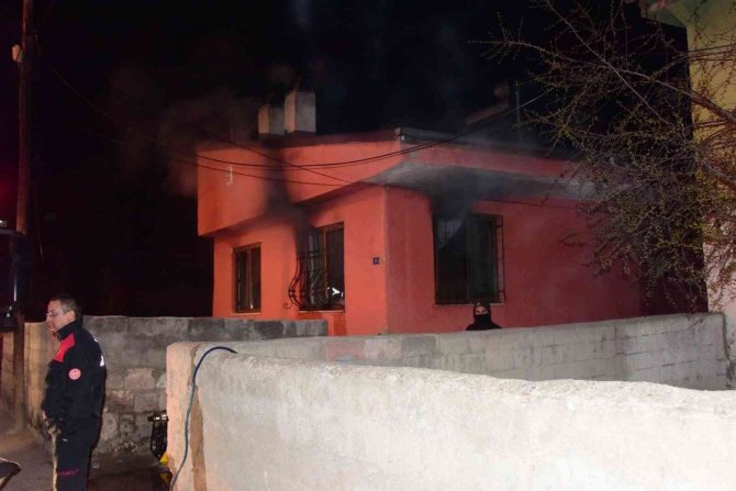 Evi ateşe verip kapıyı üzerlerine kilitlediler