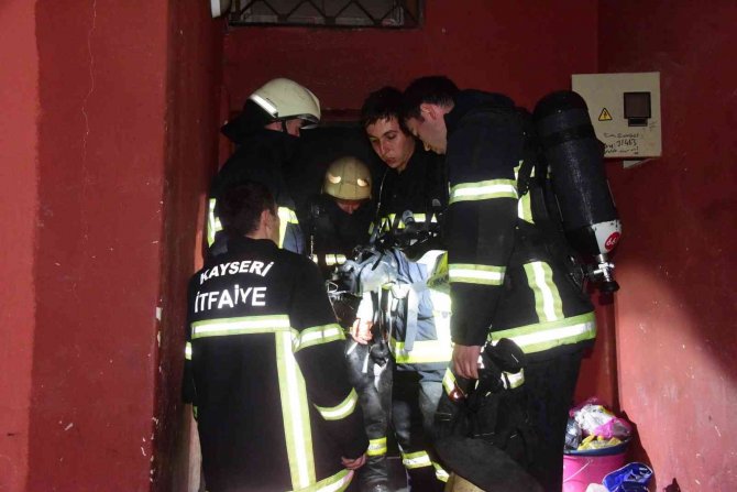 Evi ateşe verip kapıyı üzerlerine kilitlediler