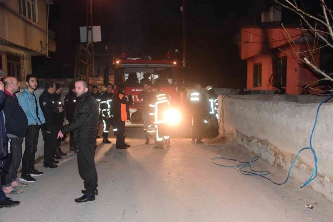 Evi ateşe verip kapıyı üzerlerine kilitlediler