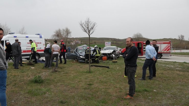 İki otomobil çarpıştı: 1 ölü, 5 yaralı