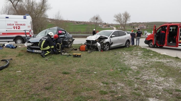 İki otomobil çarpıştı: 1 ölü, 5 yaralı