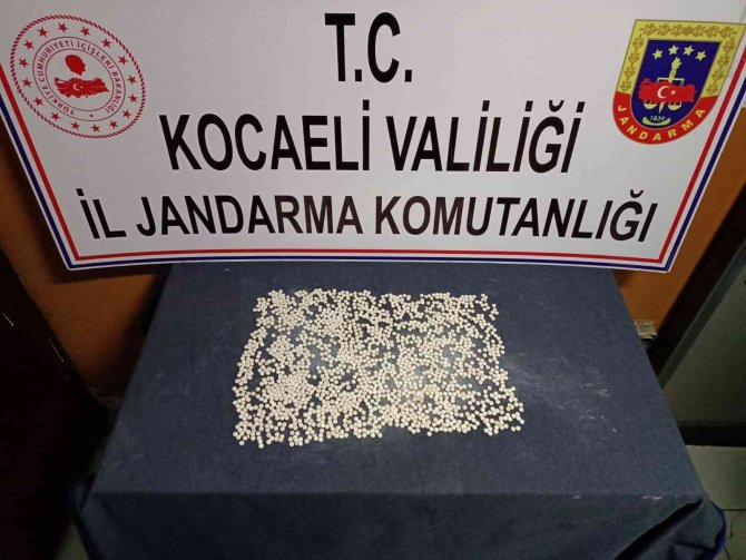 Jandarma ekiplerinin durdurduğu araçta bin 827 uyuşturucu ele geçirildi: 3 tutuklama