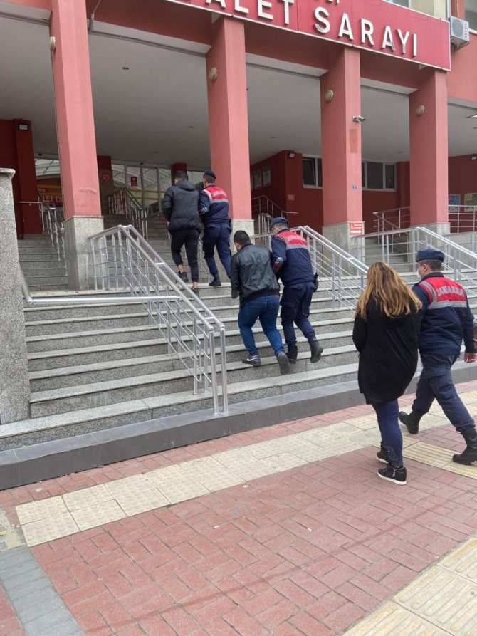 Jandarma ekiplerinin durdurduğu araçta bin 827 uyuşturucu ele geçirildi: 3 tutuklama