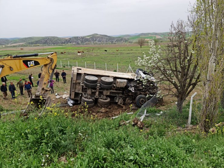 Kamyon, hafif ticari aracın üzerine devrildi: 1 ölü, 2 yaralı